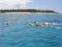 瀬底島パラシュノーケル　　Sesoko Parasailing＆Snorkeling