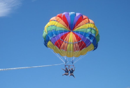 瀬底島パラセール Sesoko Parasailing
